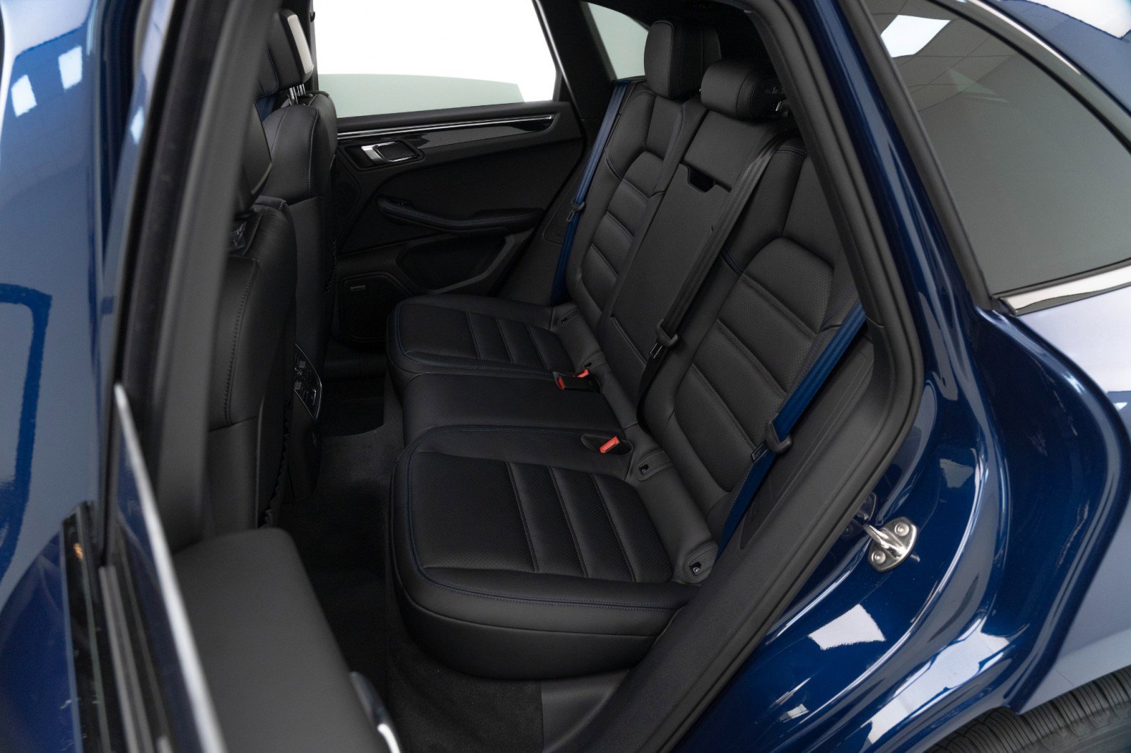 New 2025 Porsche Macan Turbo image 25