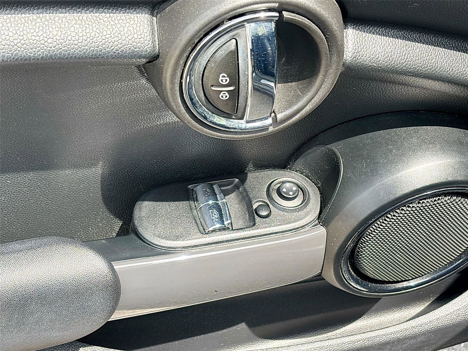 Used 2019 MINI Cooper 2-Door Hardtop FWD image 17