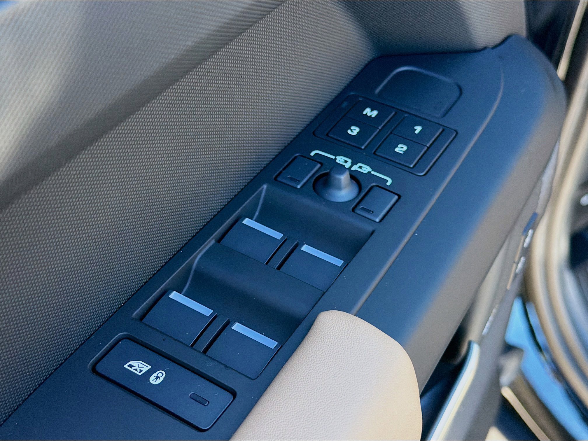 New 2026 Land Rover Defender 110 X-Dynamic SE image 21