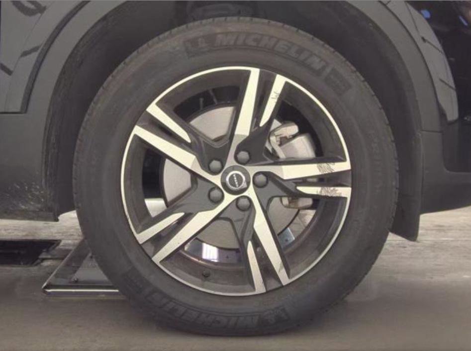 Used 2025 Volvo XC40 B5 Core image 27