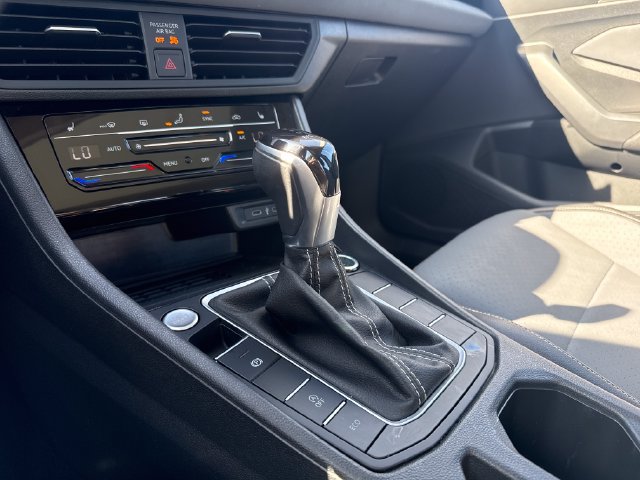 Used 2025 Volkswagen Jetta SE FWD image 23