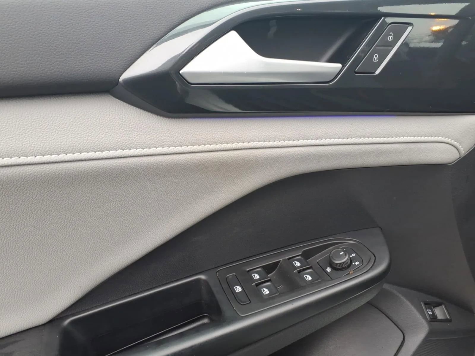 Used 2022 Volkswagen Taos SEL w/ Panoramic Sunroof Package AWD/4WD image 25