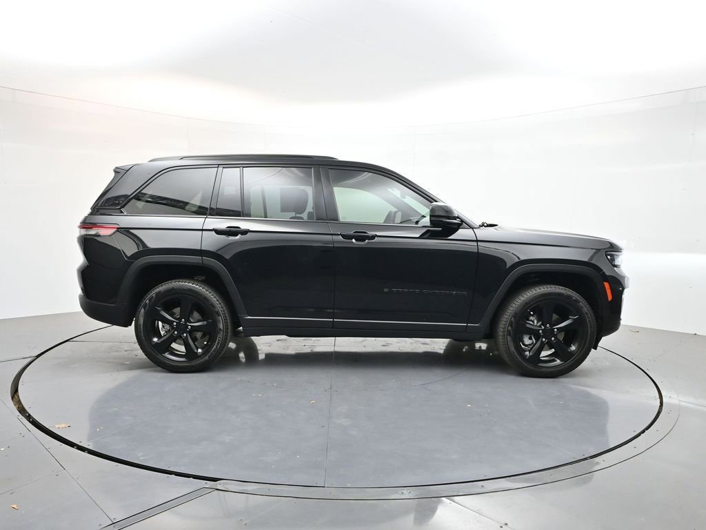 Used 2025 Jeep Grand Cherokee Limited w/ Black Appearance Package image 8