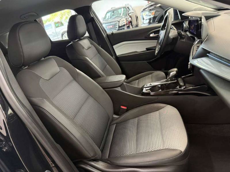 Used 2025 Chevrolet Trax LT w/ LT Convenience Package FWD image 12