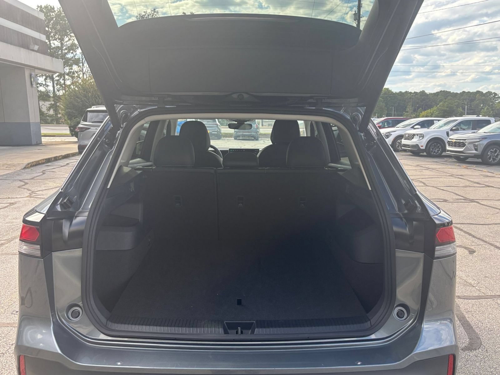Used 2026 Volkswagen Tiguan SE AWD/4WD image 32