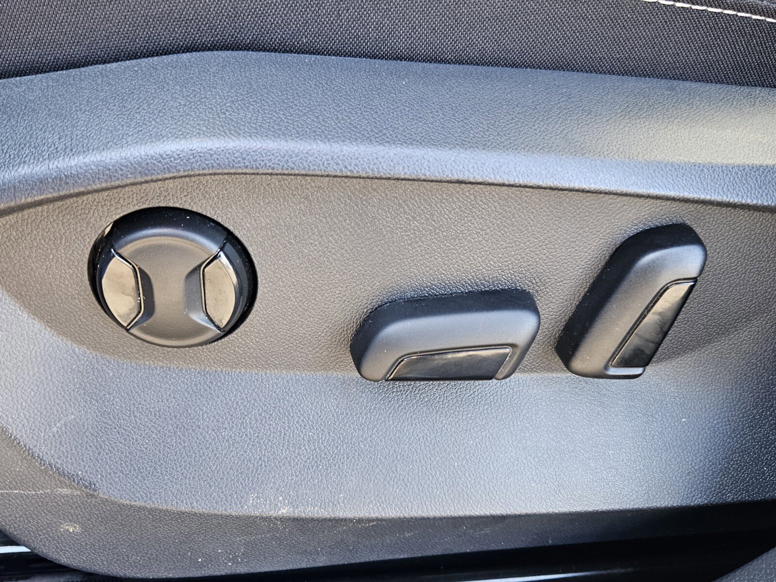 Used 2022 Volkswagen Taos SE w/ Panoramic Sunroof Package image 16