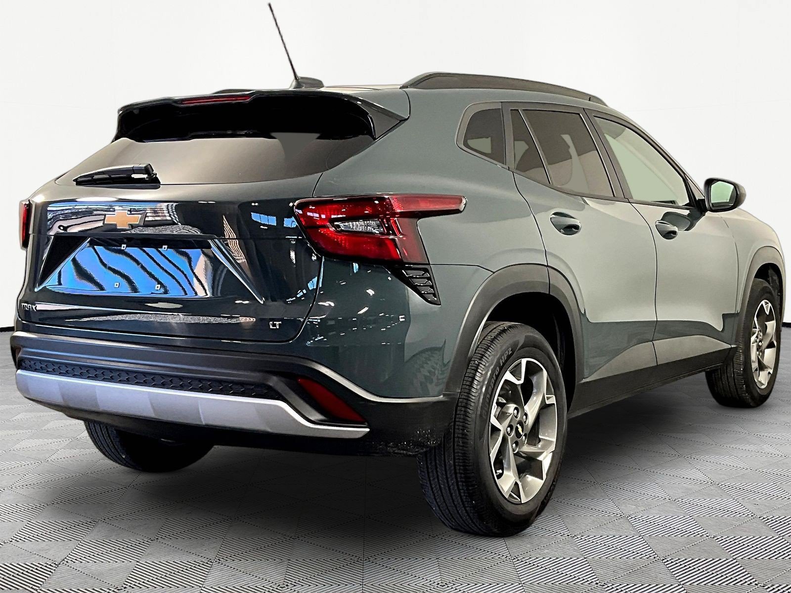 Used 2025 Chevrolet Trax LT FWD image 6