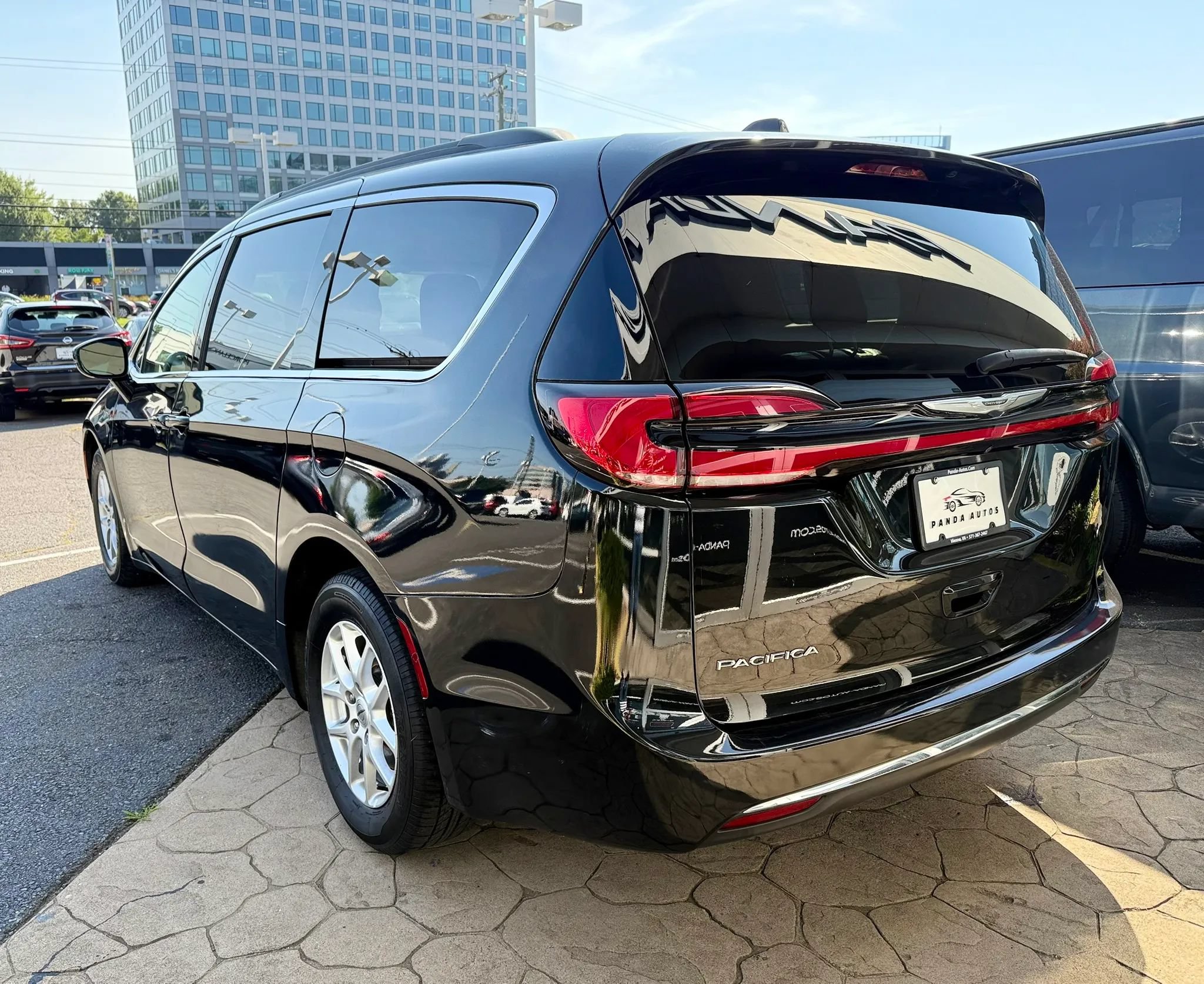 Used 2022 Chrysler Pacifica Touring-L FWD image 5