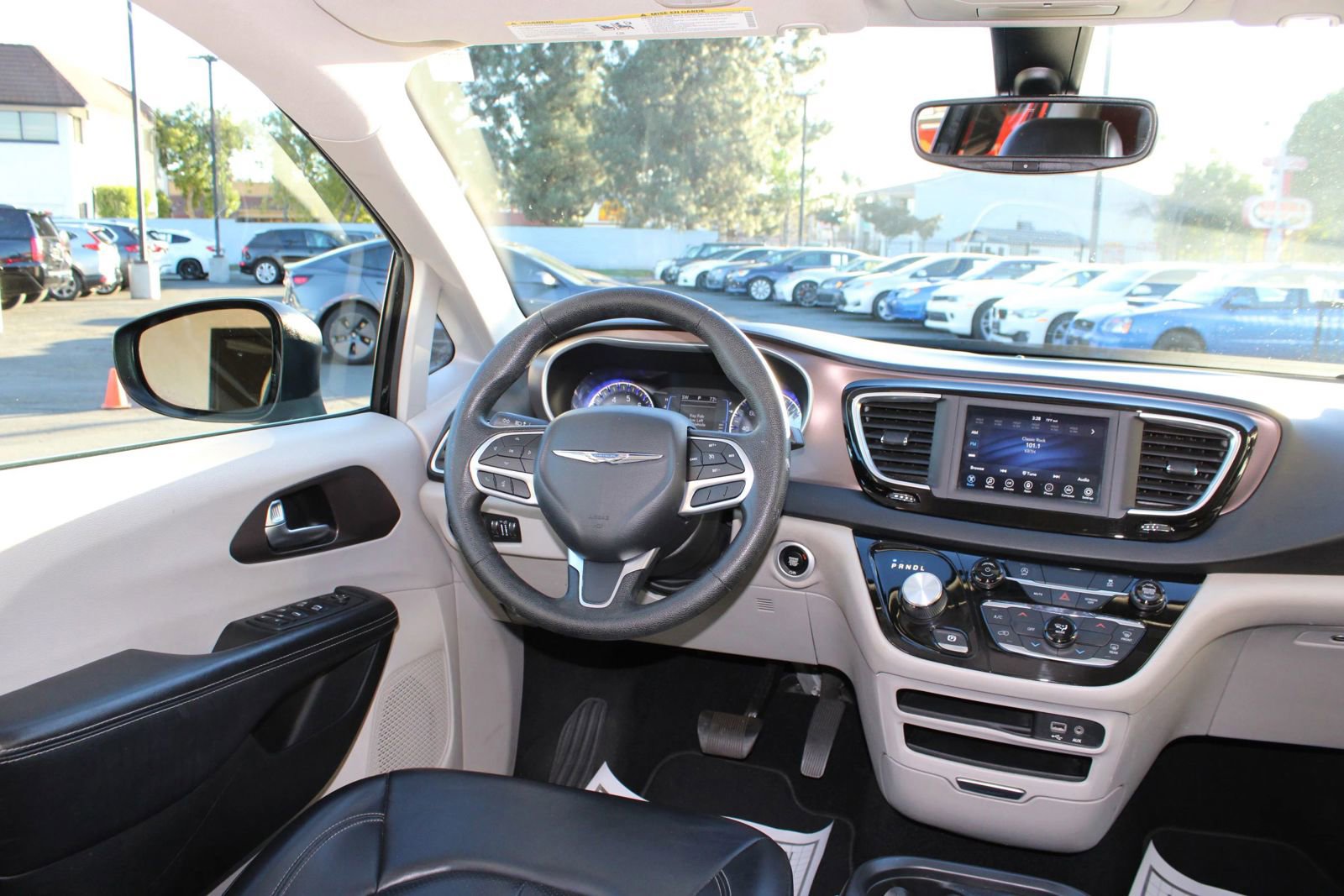 Used 2020 Chrysler Voyager Lxi image 23