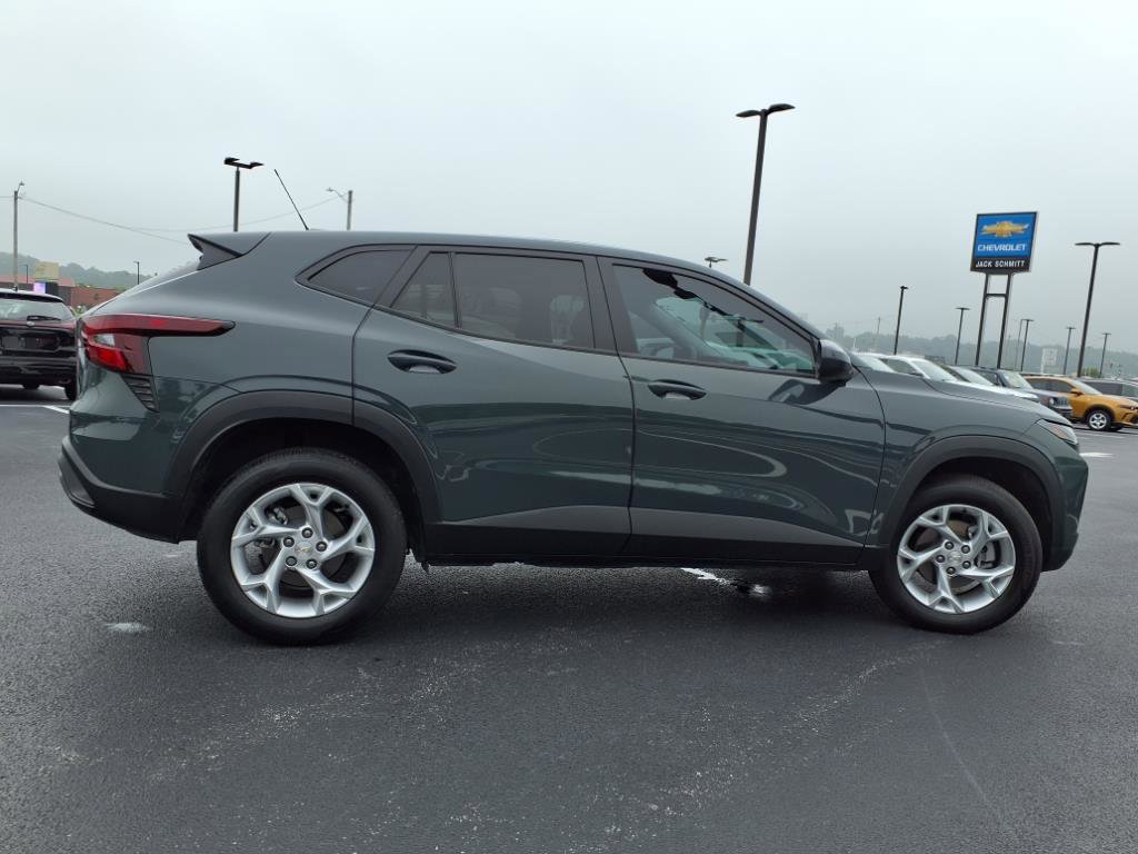 Used 2025 Chevrolet Trax LS w/ LS Convenience Package image 29