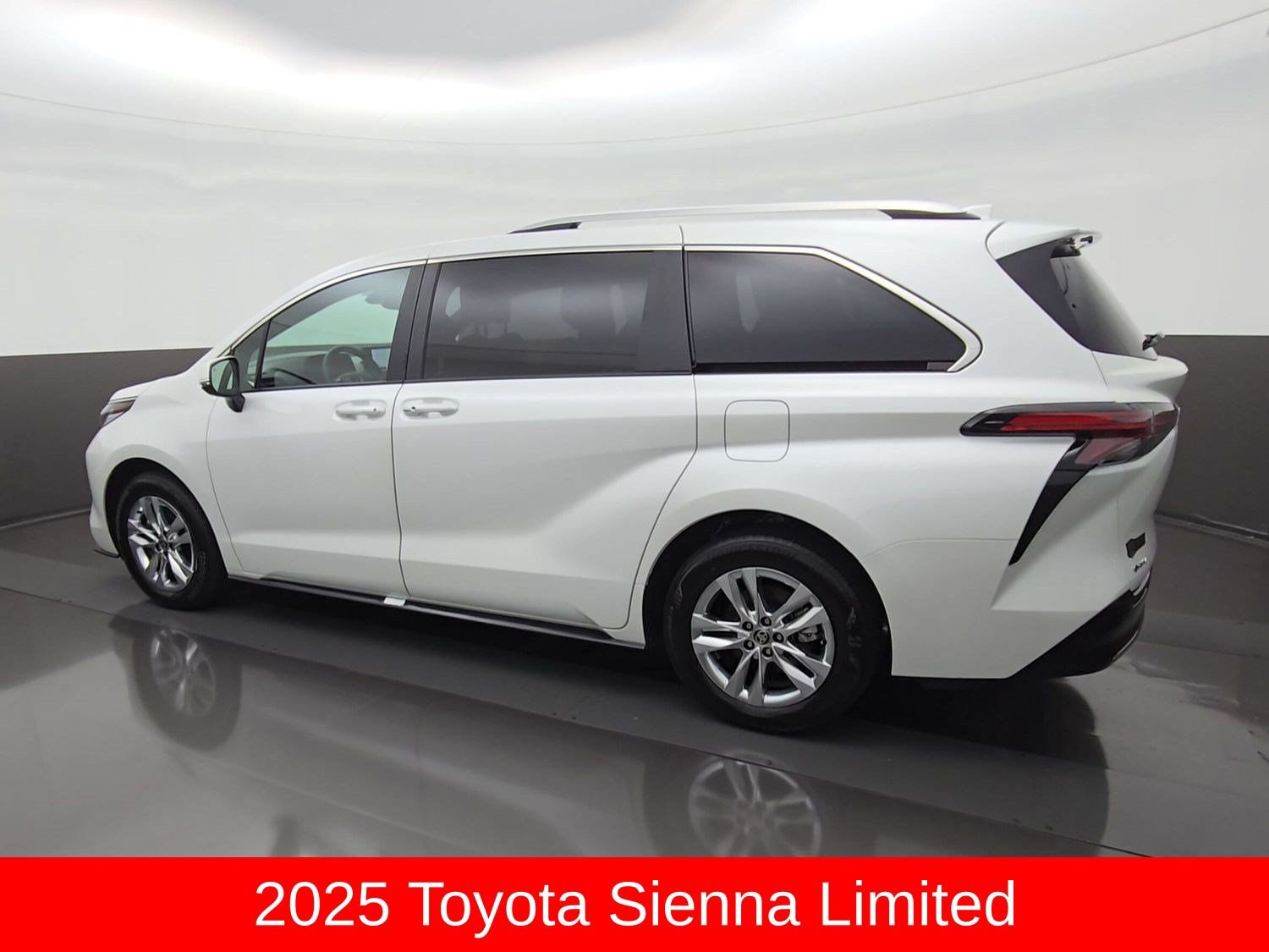 Certified 2025 Toyota Sienna Limited FWD image 4