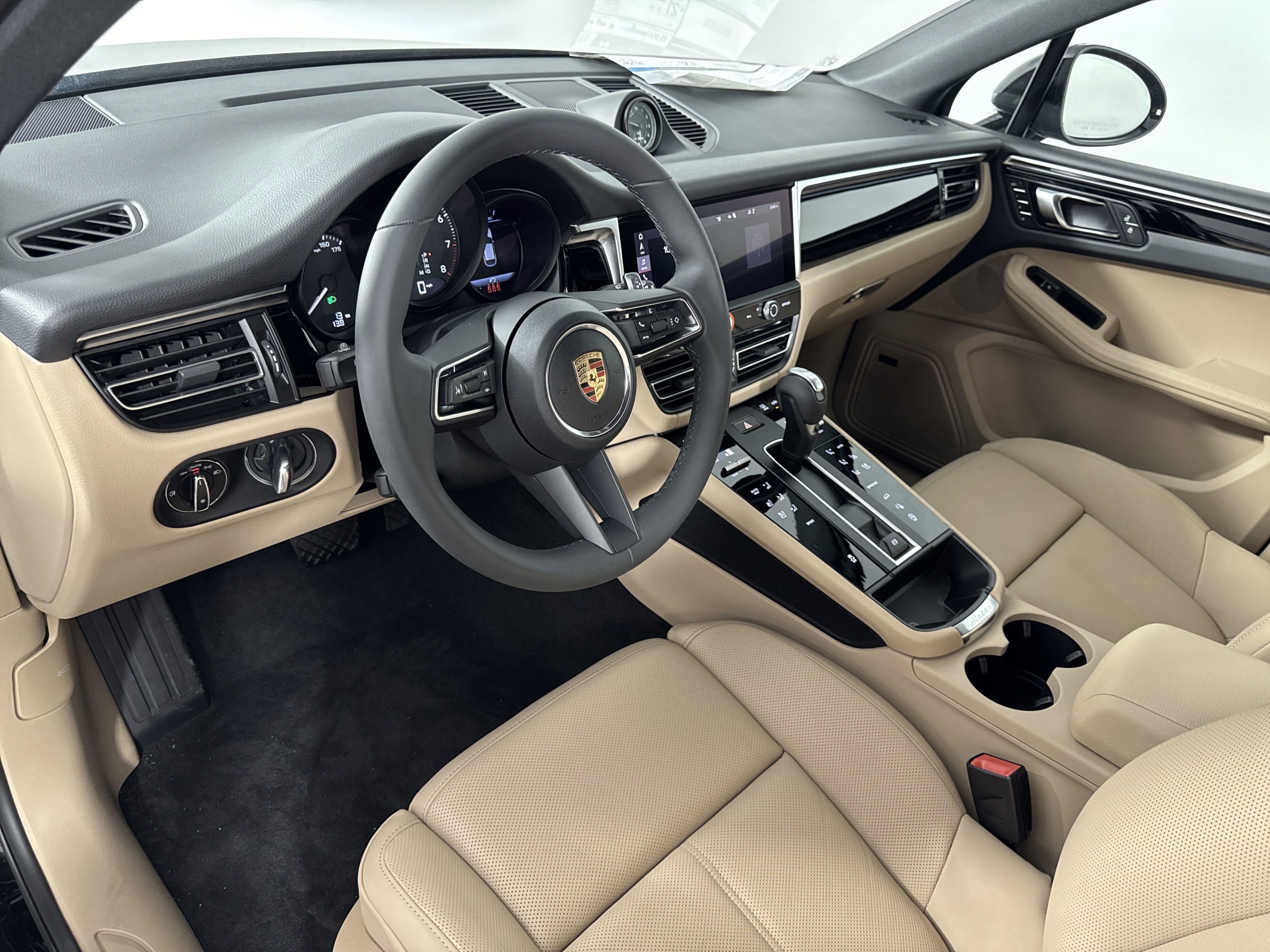 Used 2025 Porsche Macan image 4