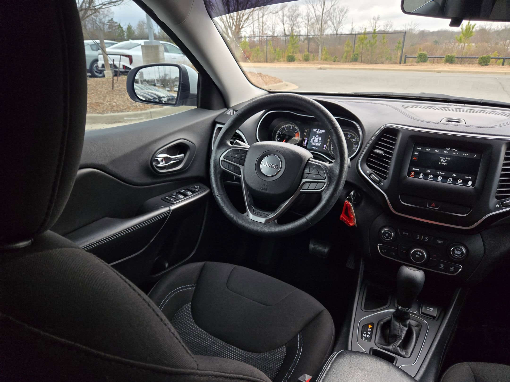 Used 2019 Jeep Cherokee Latitude w/ Popular Appearance Group image 9