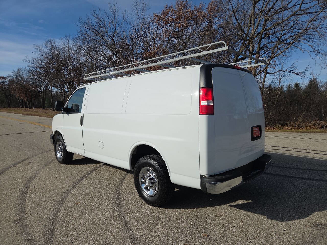 Used 2019 Chevrolet Express 3500 w/ Driver Convenience Package image 4