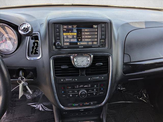 Used 2015 Chrysler Town & Country S w/ Driver Convenience Group FWD image 13
