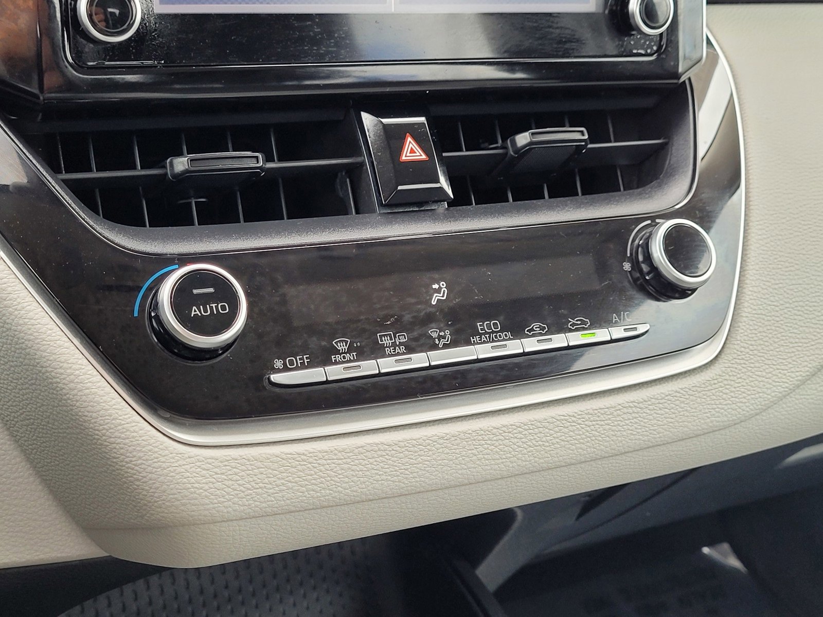 Used 2020 Toyota Corolla LE image 25