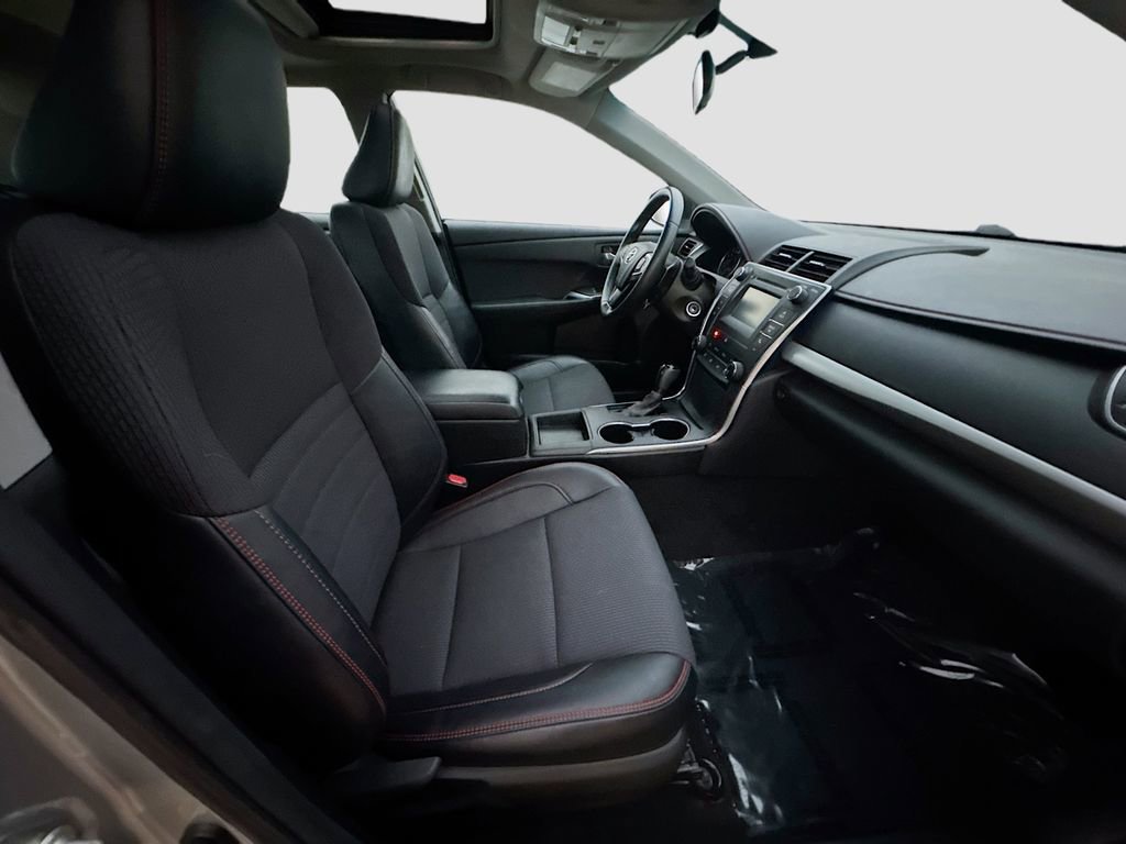 Used 2016 Toyota Camry SE w/ Moonroof Package FWD image 32