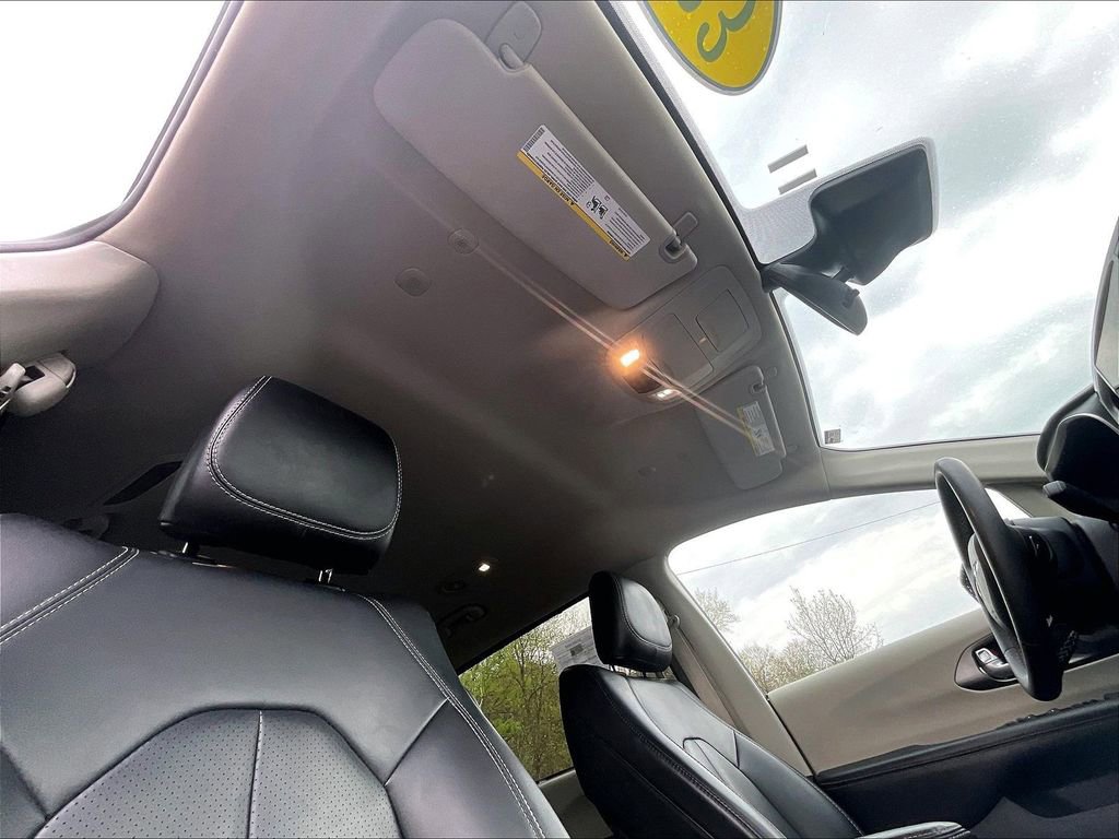 Used 2023 Chrysler Pacifica Touring-L FWD image 7