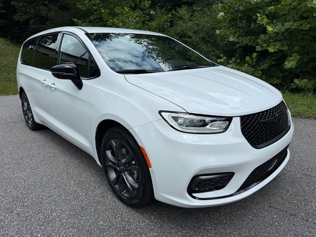 New 2026 Chrysler Pacifica Select image 5