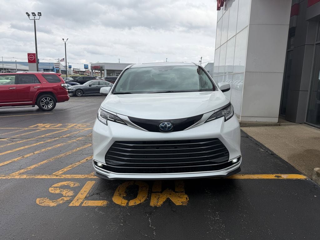 Used 2023 Toyota Sienna Limited image 2