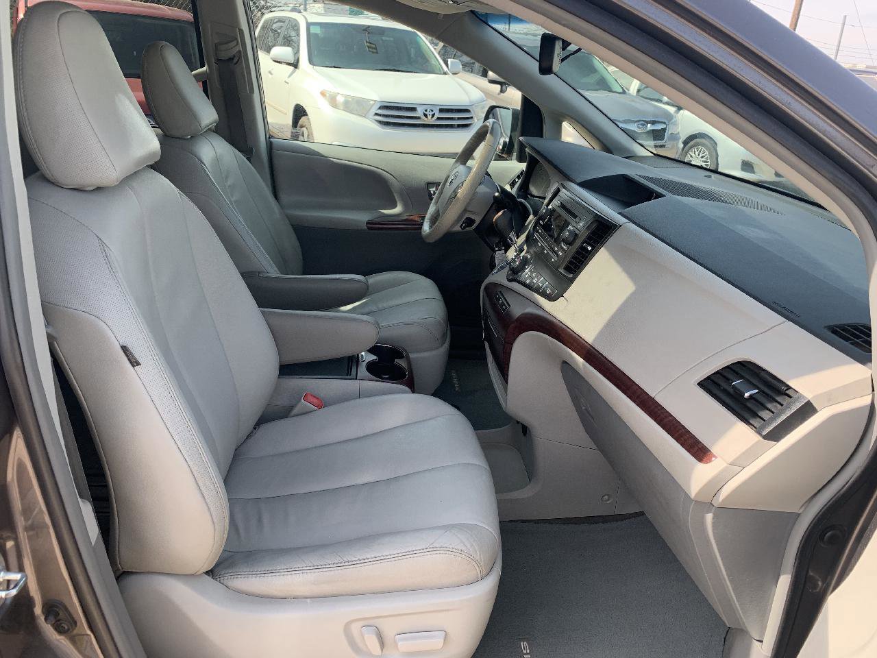 Used 2014 Toyota Sienna XLE image 23