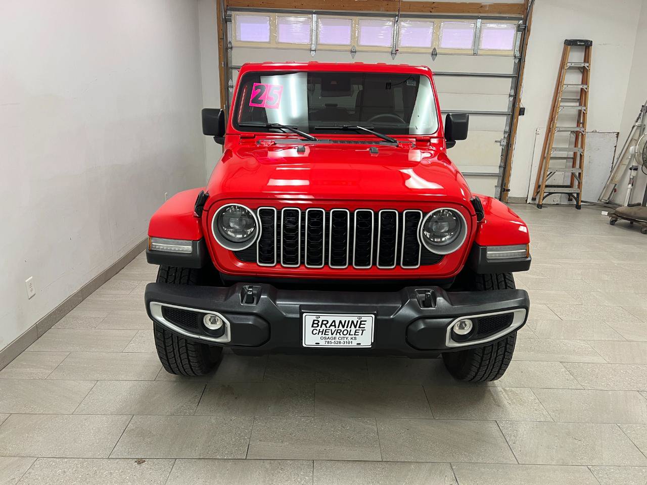Used 2025 Jeep Wrangler Unlimited Sahara AWD/4WD image 14