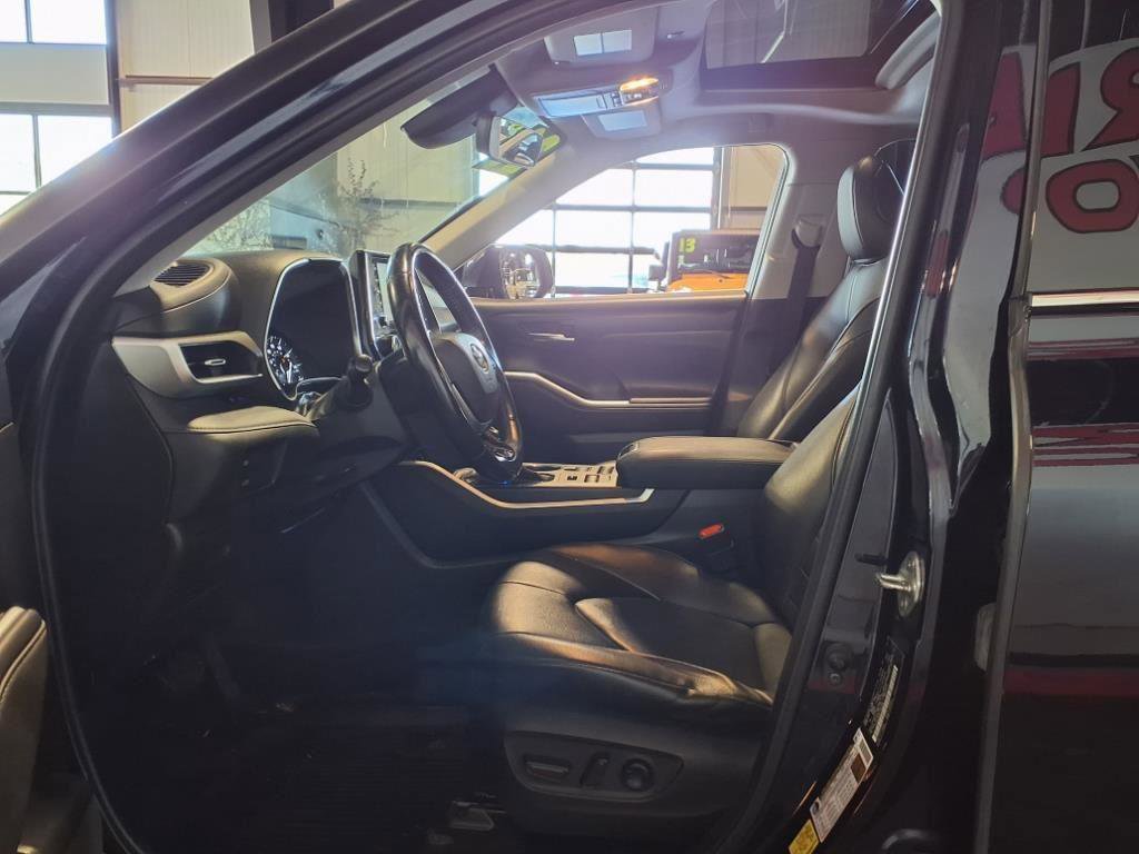 Used 2020 Toyota Highlander XLE image 19