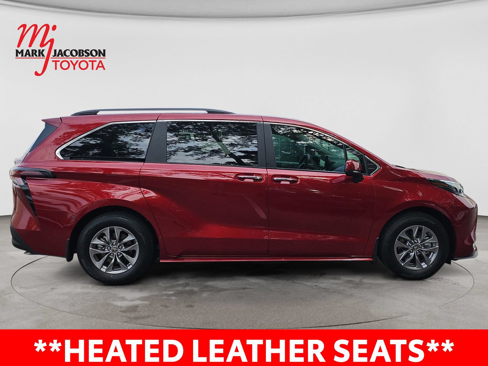 Used 2025 Toyota Sienna XLE FWD image 7