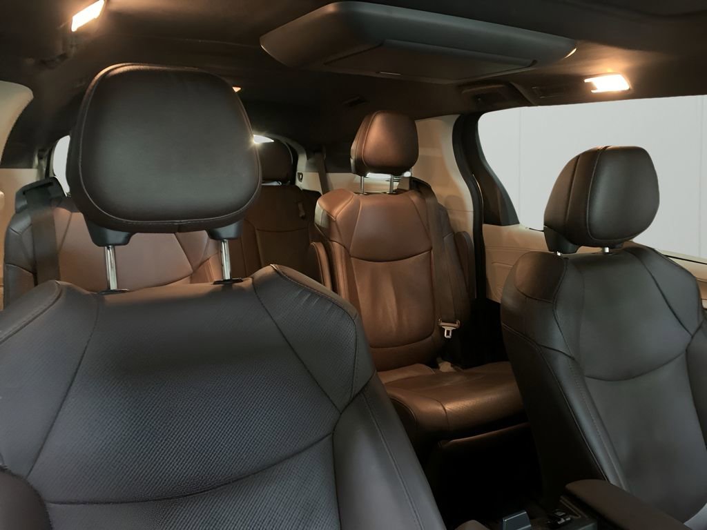 Used 2024 Toyota Sienna Platinum image 18
