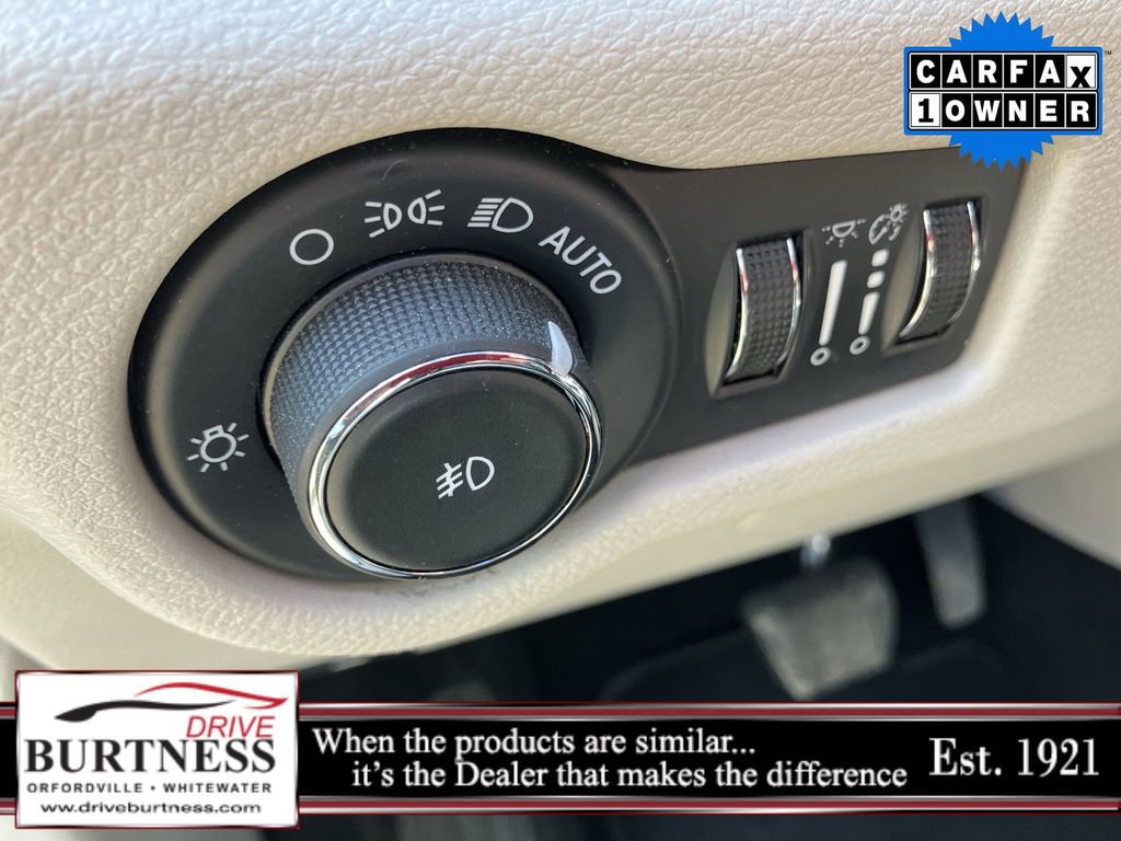 Used 2024 Chrysler Pacifica Touring-L image 32