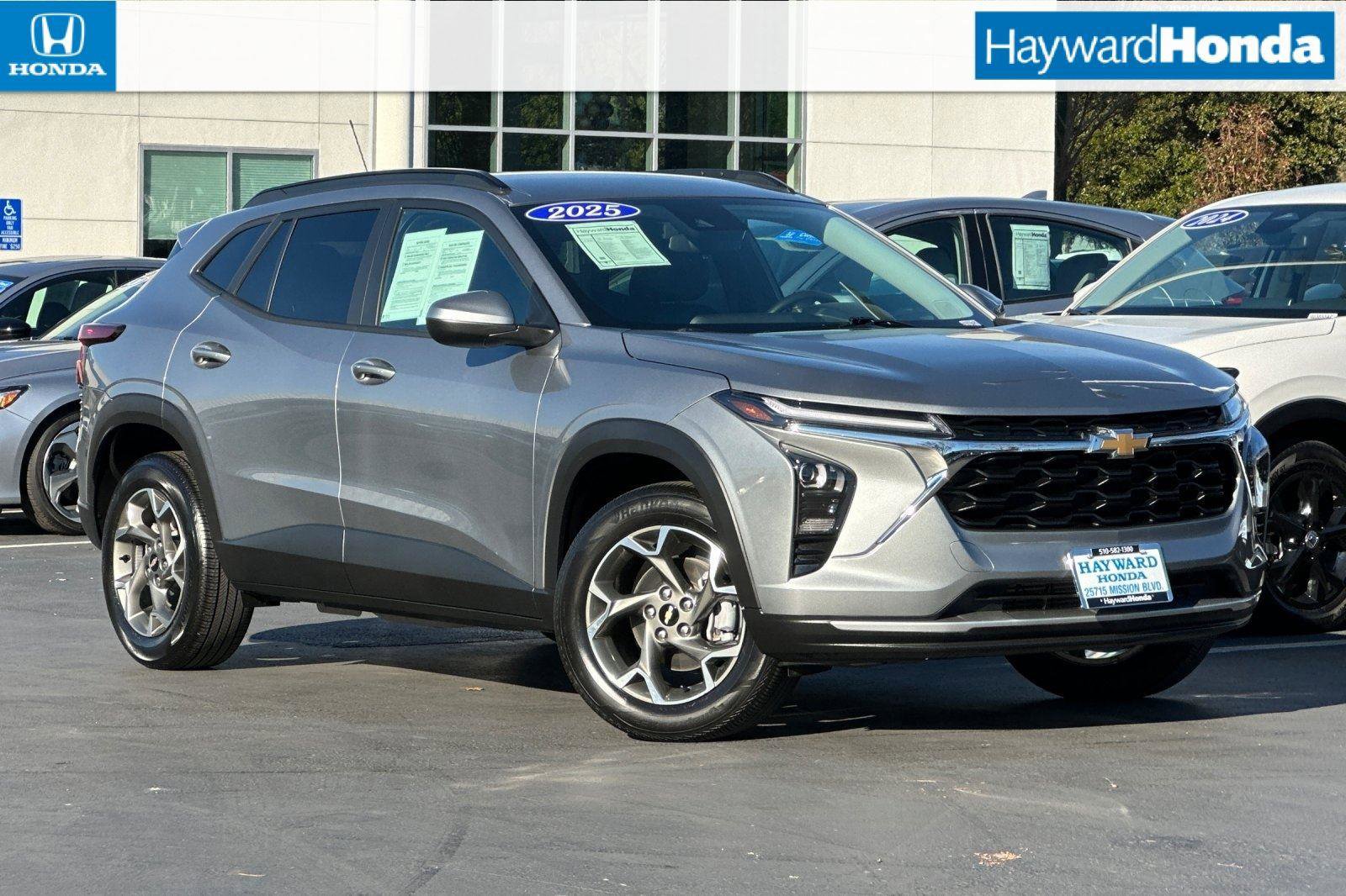 Used 2025 Chevrolet Trax LT w/ LT Convenience Package image 1