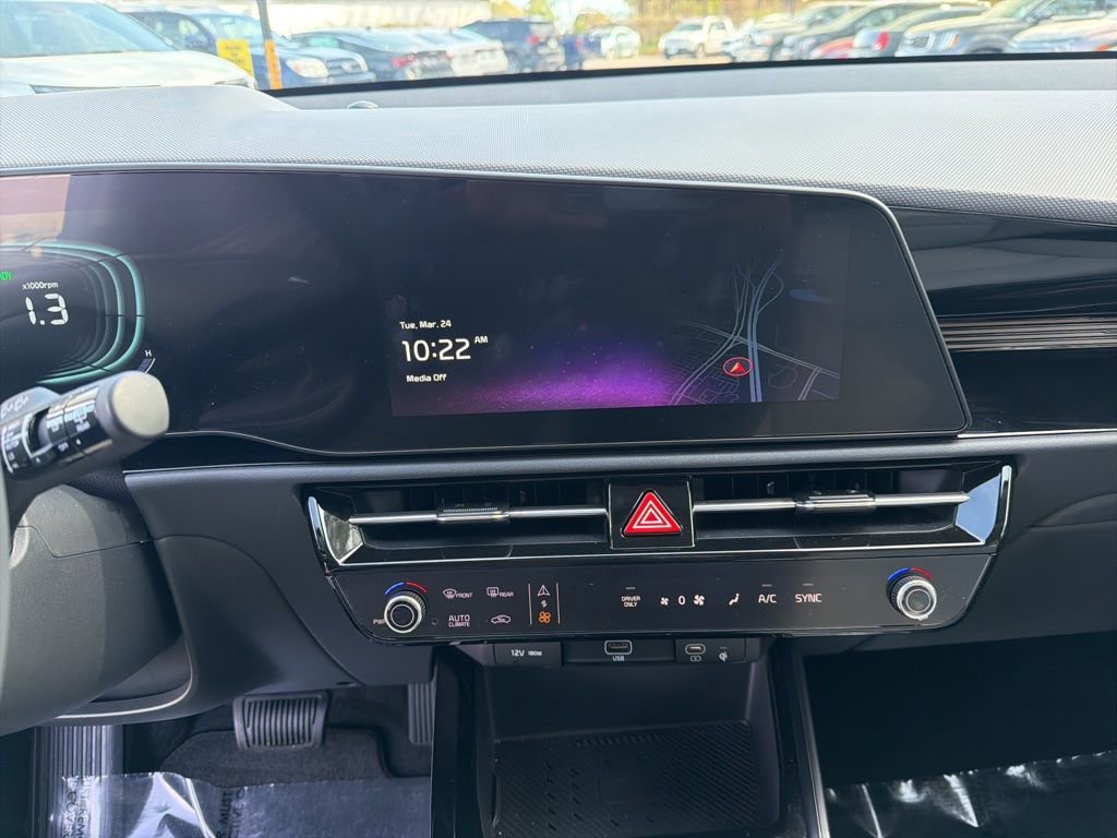 Certified 2025 Kia Niro EX image 18