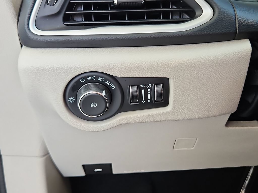 Used 2024 Chrysler Pacifica Touring-L FWD image 15
