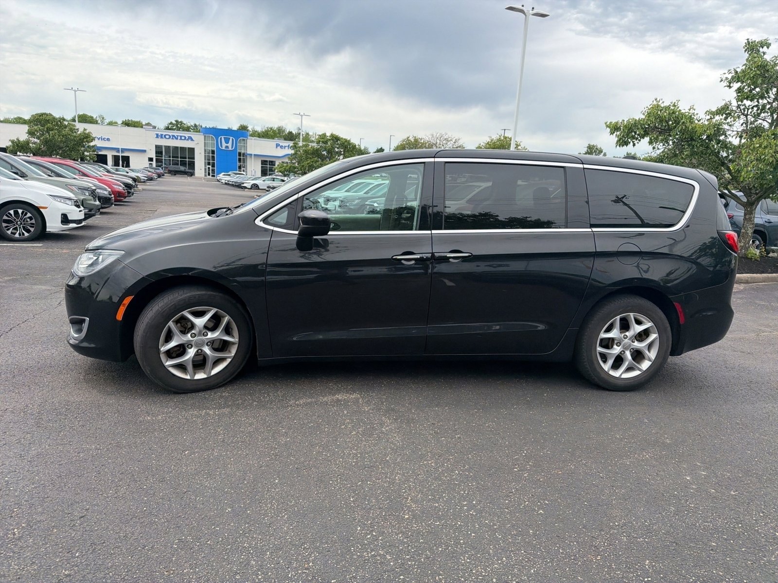 Used 2017 Chrysler Pacifica Touring Plus w/ Tire & Wheel Group FWD image 17