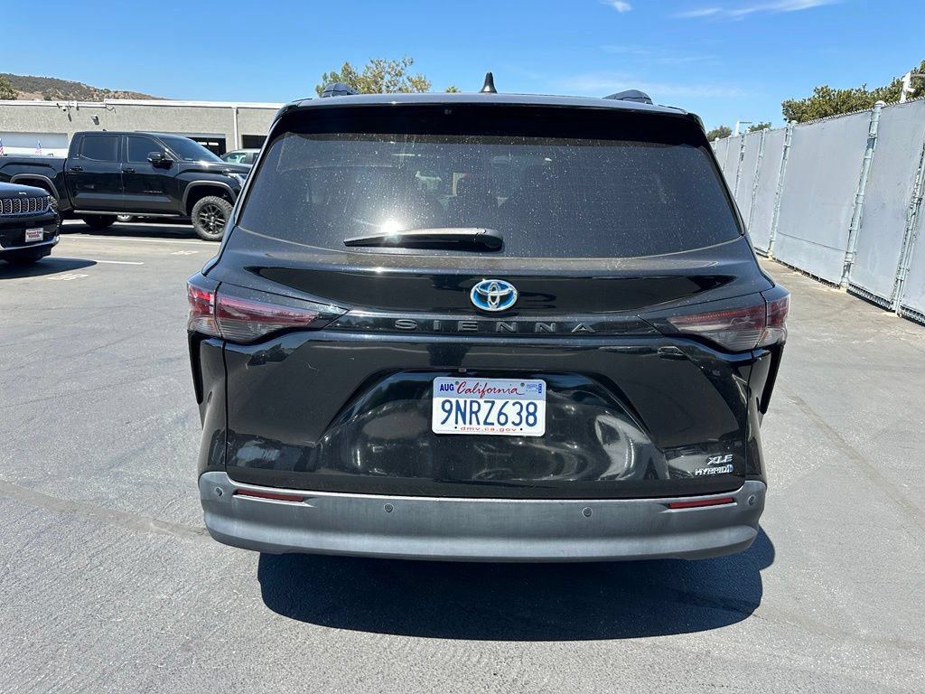 Used 2024 Toyota Sienna XLE FWD image 3