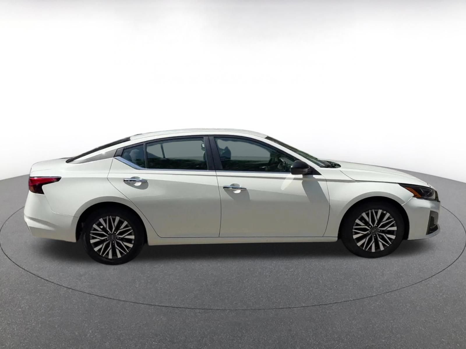 Used 2025 Nissan Altima 2.5 SV FWD image 13
