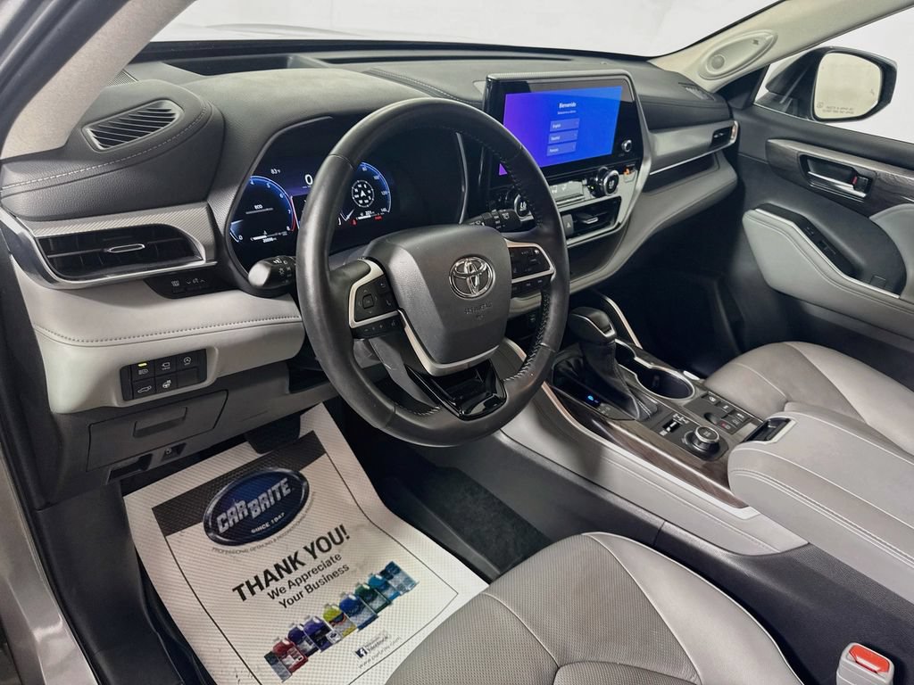 Certified 2025 Toyota Highlander Platinum AWD/4WD image 9