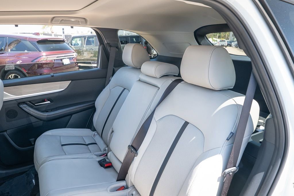 Used 2025 MAZDA CX-70 Plug-In Hybrid w/ Premium Pkg image 24