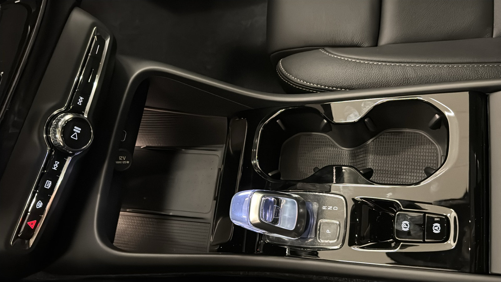 New 2026 Volvo XC40 B5 Plus w/ Protection Package Premier AWD/4WD image 19
