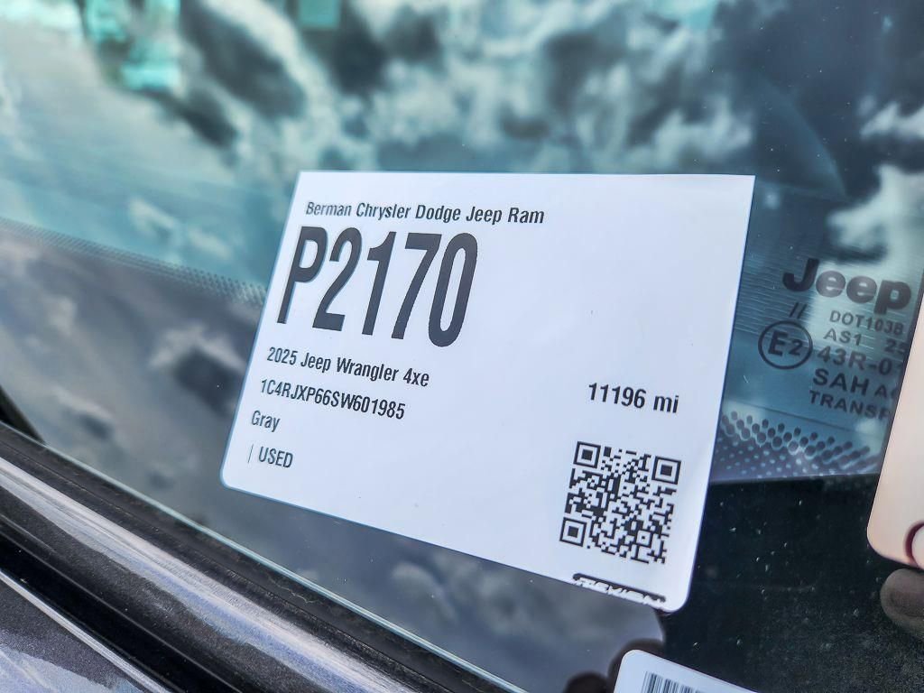 Used 2025 Jeep Wrangler Unlimited Sahara AWD/4WD image 25