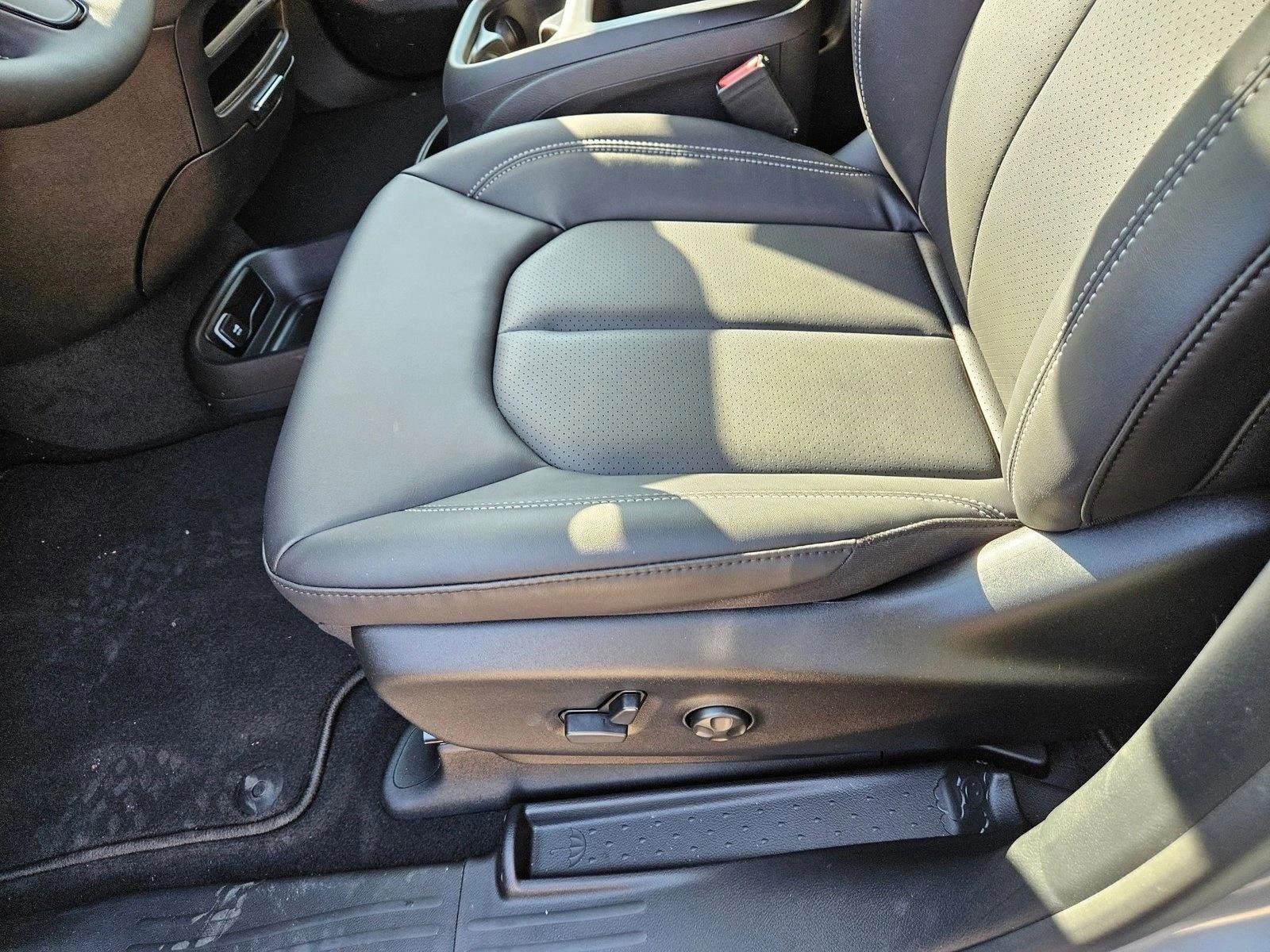 New 2026 Chrysler Pacifica Select w/ S Appearance Package FWD image 4