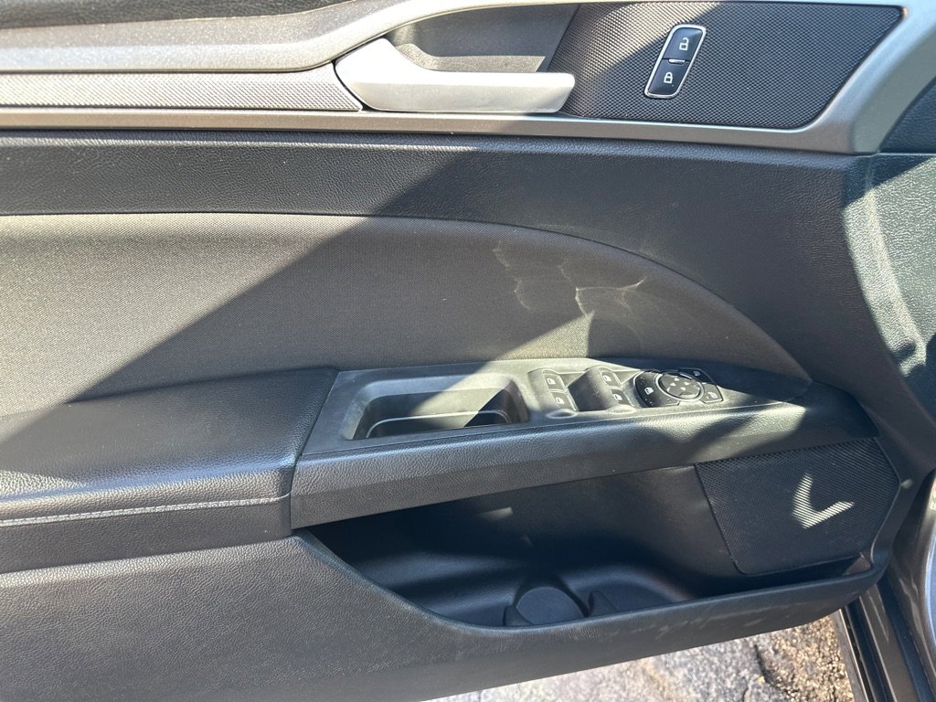 Used 2018 Ford Fusion SE w/ Fusion SE Technology Package FWD image 17