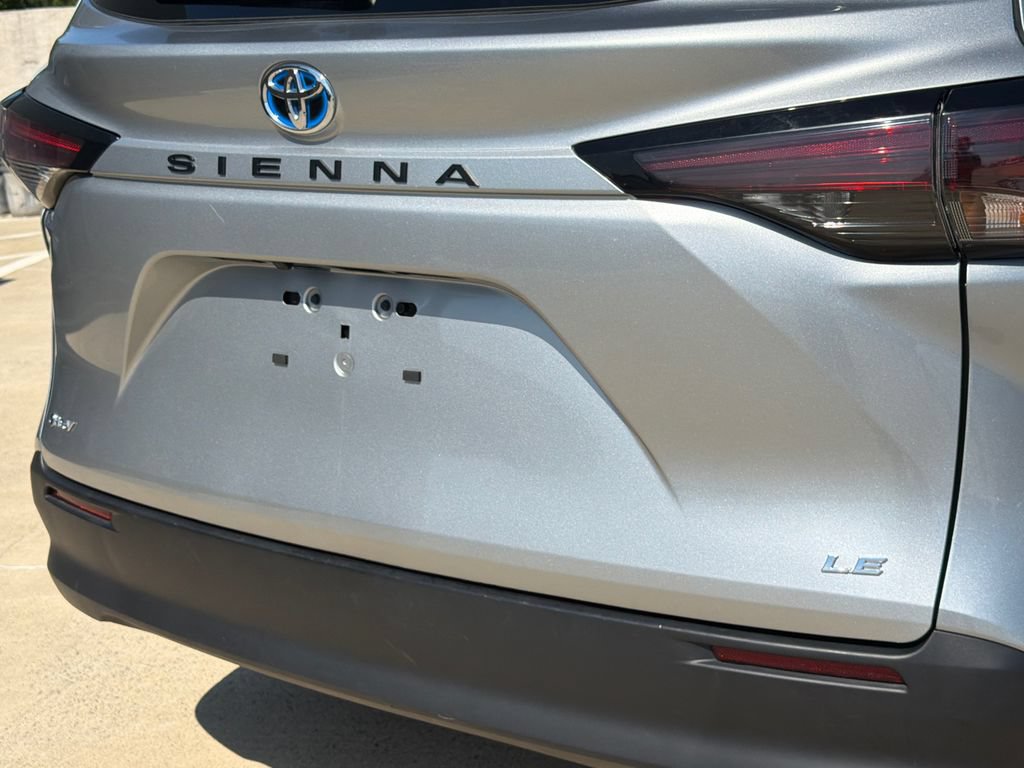 Used 2025 Toyota Sienna LE FWD image 5