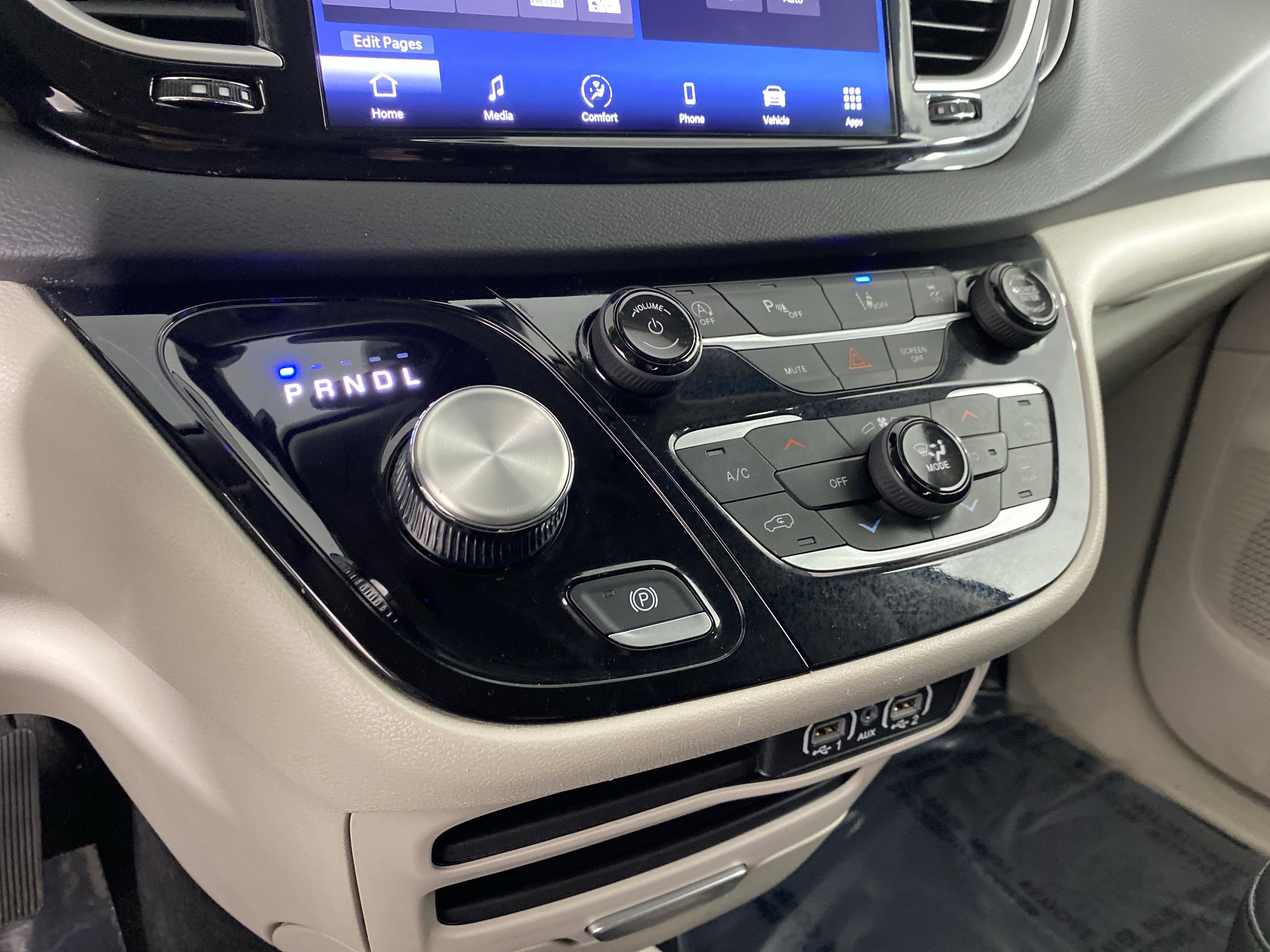 Used 2024 Chrysler Pacifica Touring-L image 38