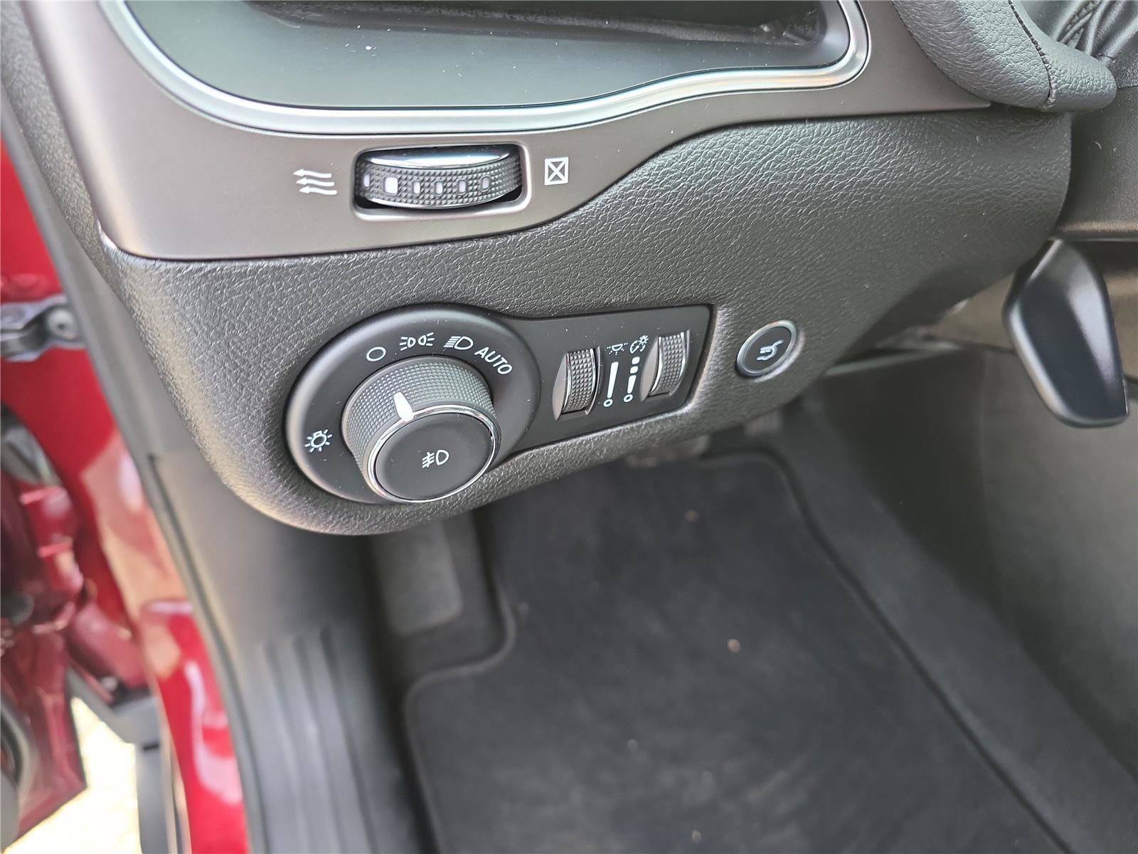 Used 2021 Jeep Cherokee Latitude Lux w/ Comfort/Convenience Group image 18