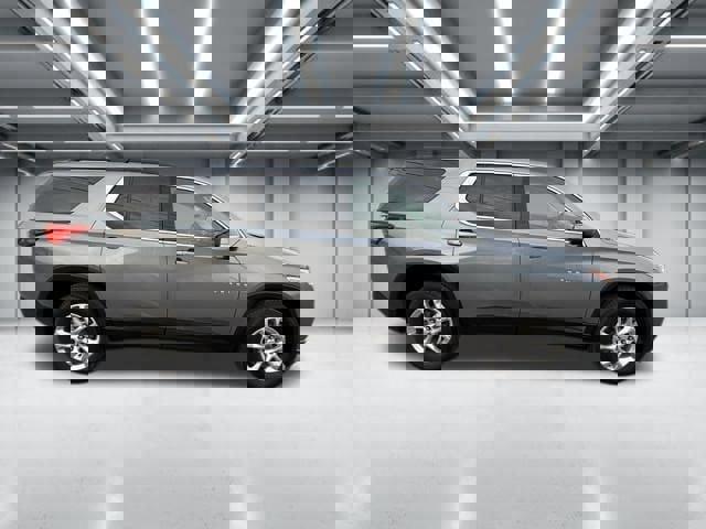 Used 2021 Chevrolet Traverse LT image 1