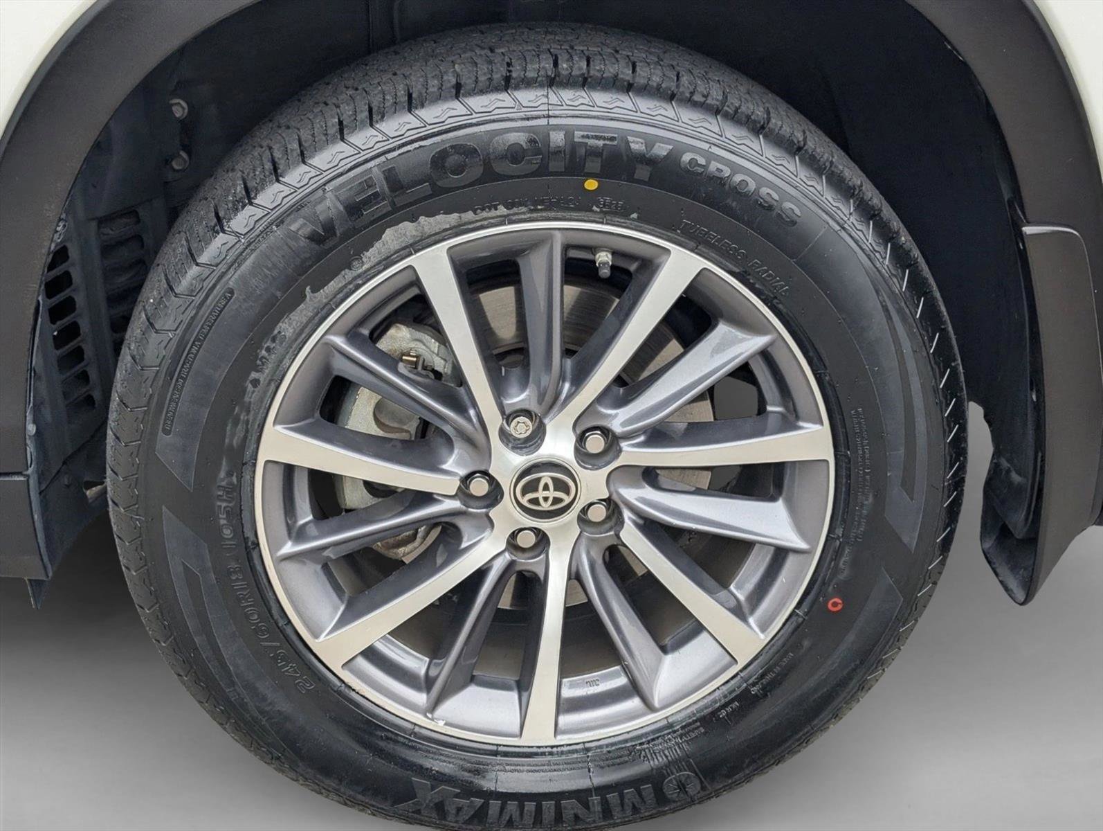 Used 2019 Toyota Highlander XLE AWD/4WD image 23