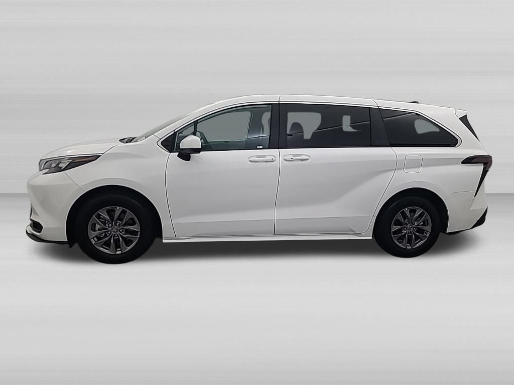 Used 2026 Toyota Sienna LE FWD image 8
