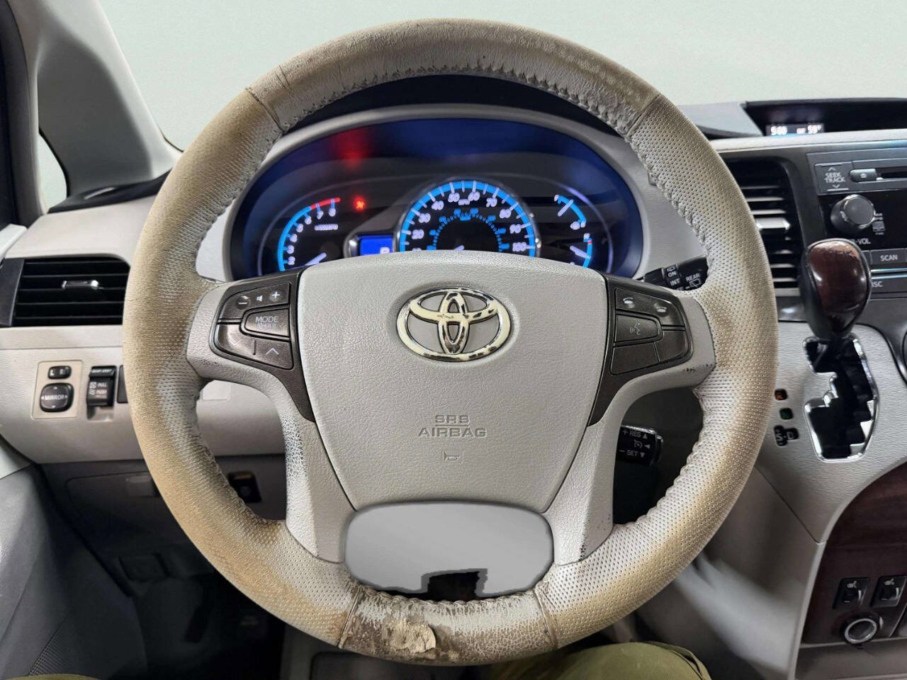 Used 2013 Toyota Sienna XLE image 32