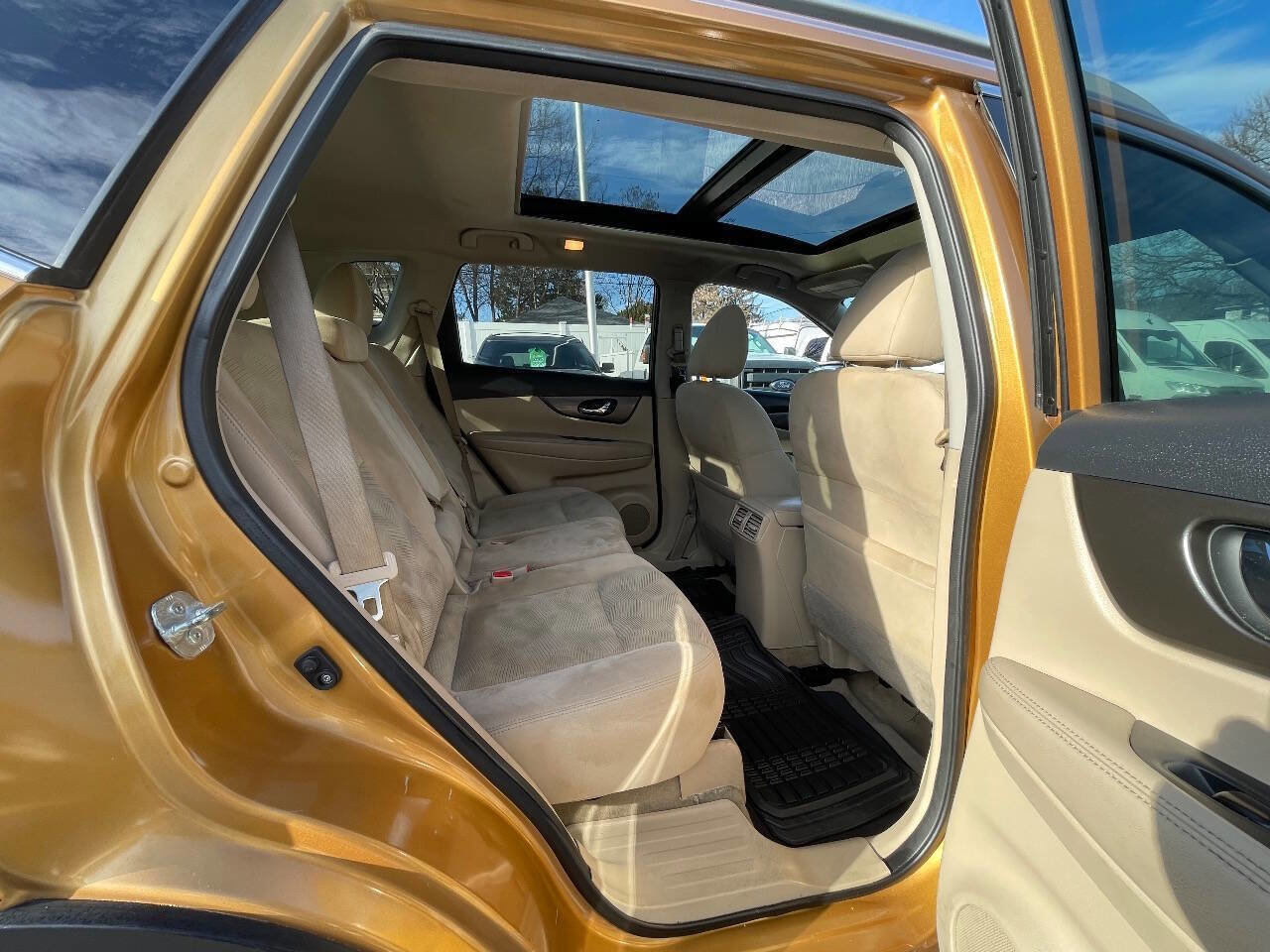 Used 2015 Nissan Rogue SV w/ SV Moonroof Package image 30